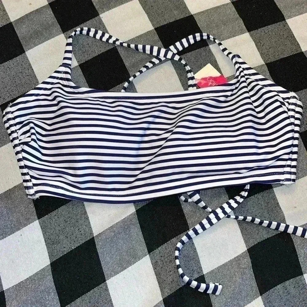 XHILARATION NEW swim top size Med D/DD CUP